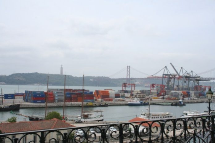Hafen und Tejo - Doch so fern