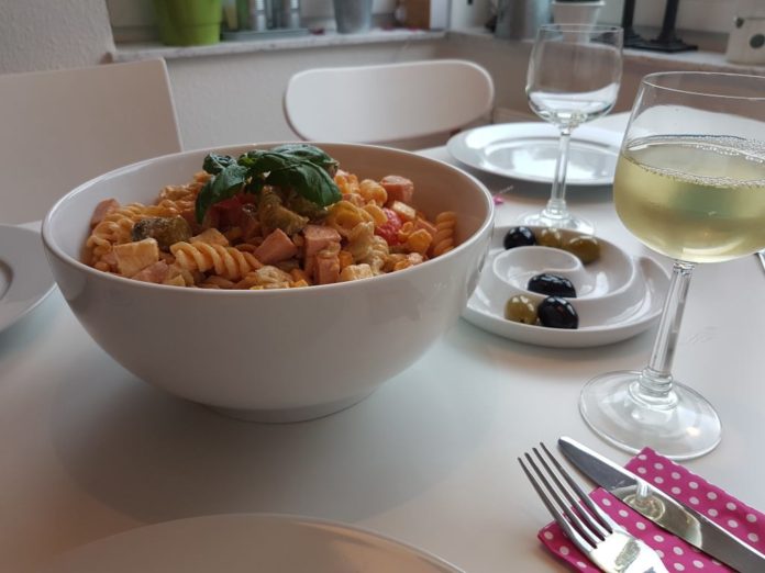 Nudelsalat mit Jagdwurst und Gouda
