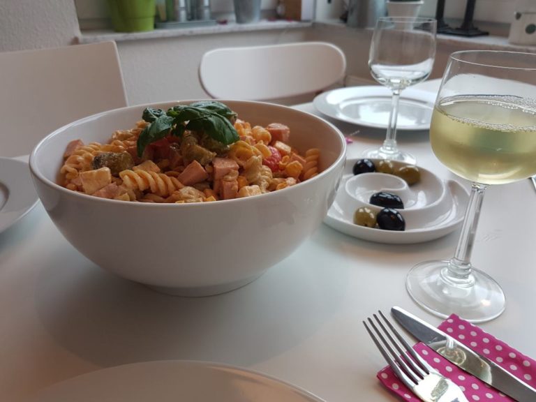 Nudelsalat mit Jagdwurst und Gouda